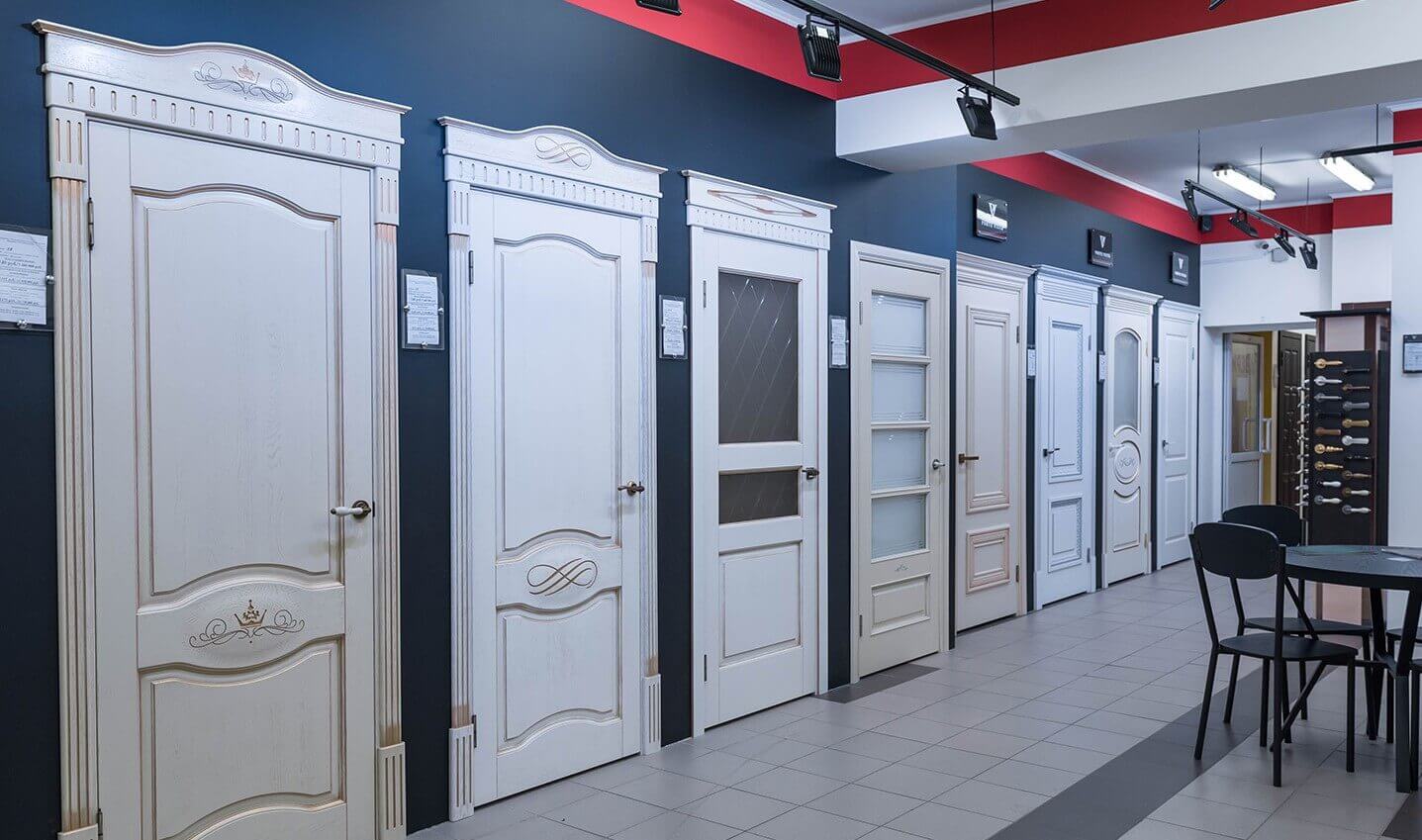 Белые классические двери в интерьере