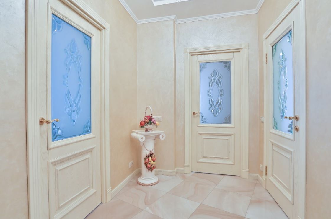 Белые классические двери в интерьере