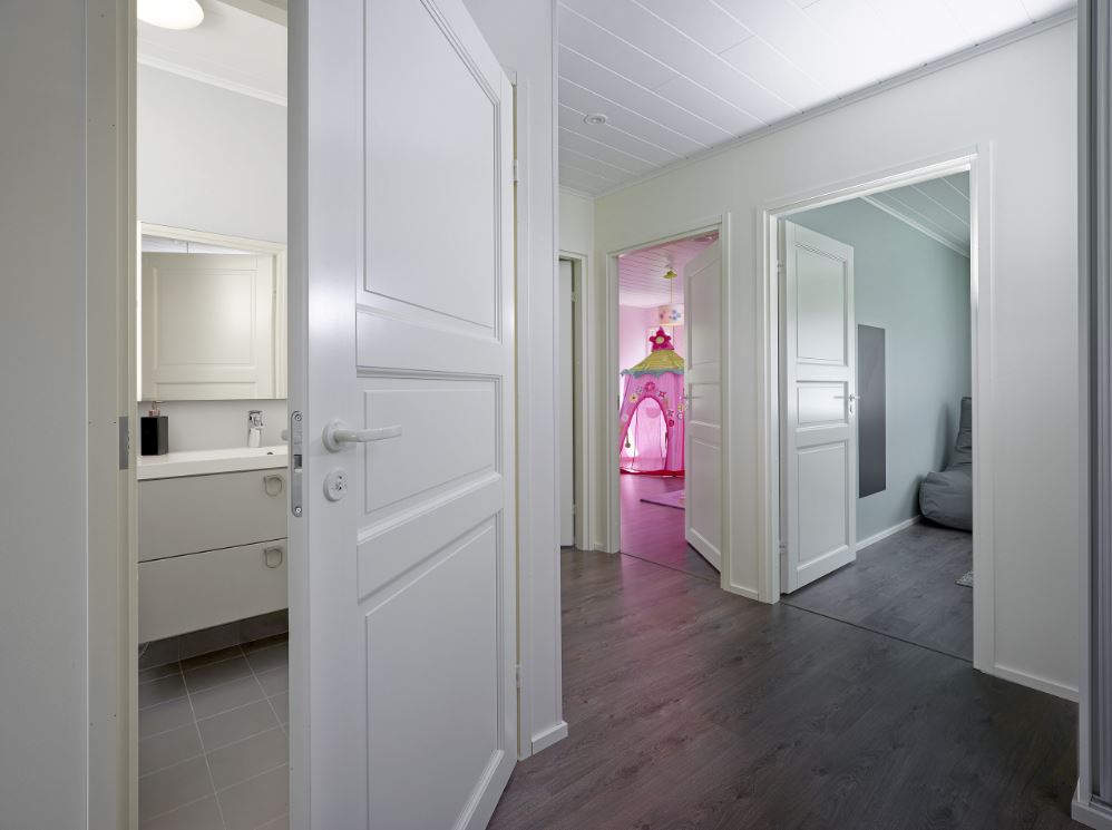 Белые классические двери в интерьере