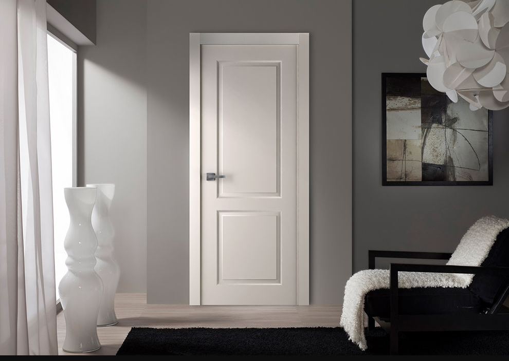 Белые классические двери в интерьере