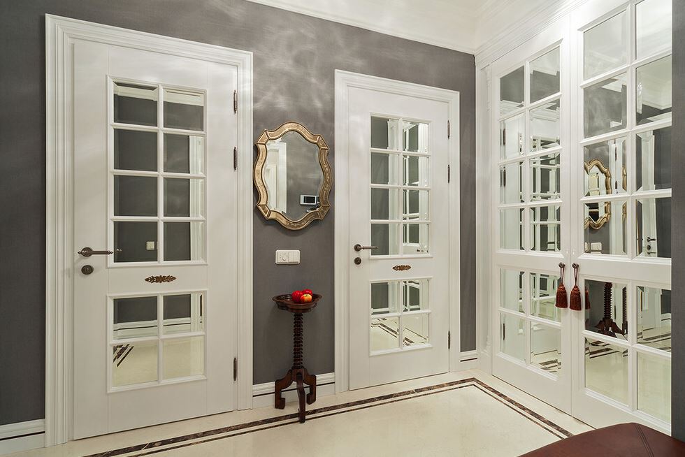 Белые классические двери в интерьере