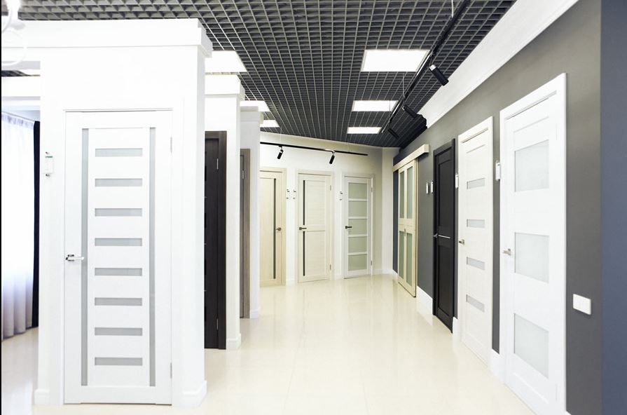 Белые классические двери в интерьере