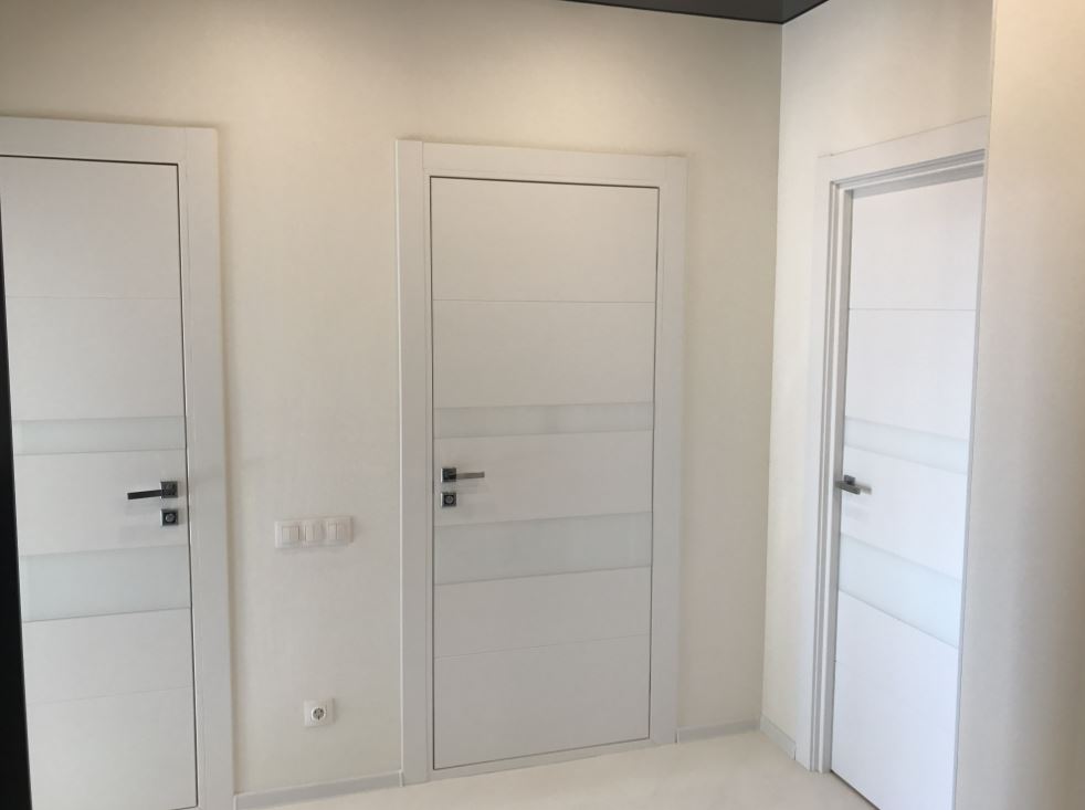 Белые классические двери в интерьере