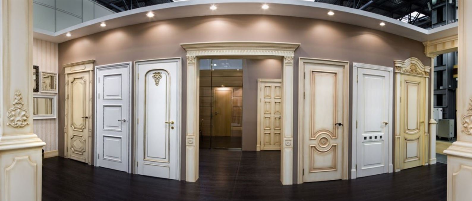 Белые классические двери в интерьере