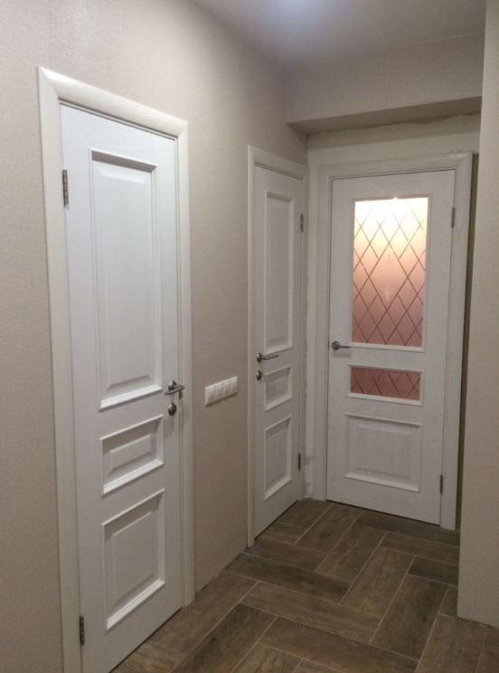 Белые классические двери в интерьере