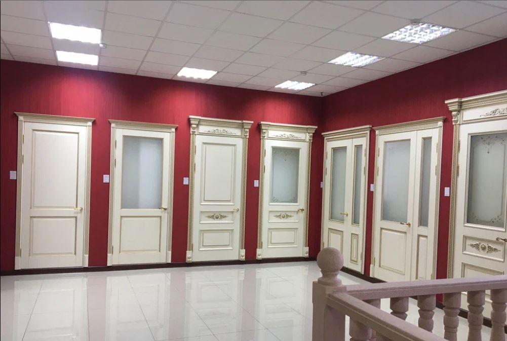 Белые классические двери в интерьере